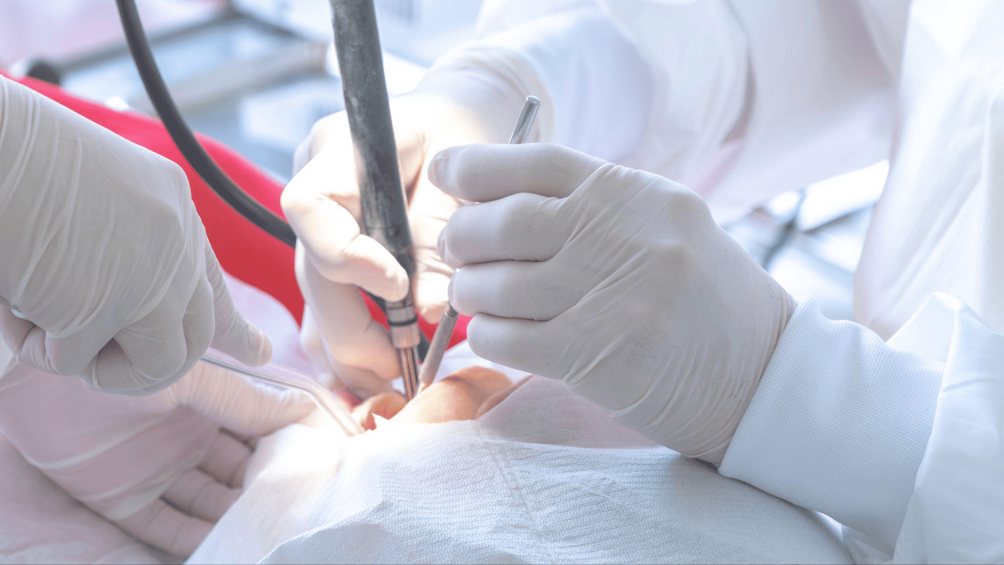 親知らずは口腔外科でしか抜けない？理由と判断のポイントを解説